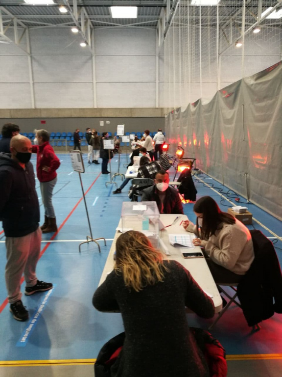 Votants a les meses electorals del Pavelló Sant Bernat