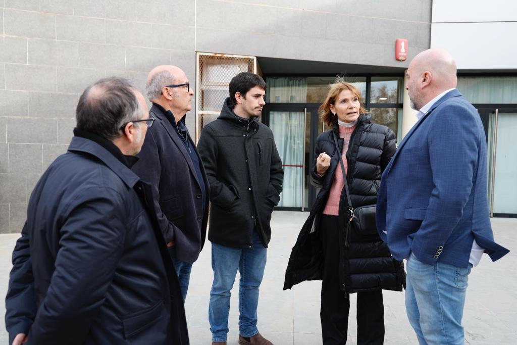 Visita de la presidenta de la Diputació de Barcelona, Lluïsa Moret, a l'Ajuntament per a les obres d'ampliació de la biblioteca Santa Oliva
