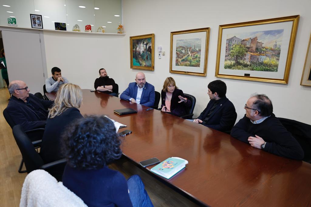 Visita de la presidenta de la Diputació de Barcelona, Lluïsa Moret, a l'Ajuntament per a les obres d'ampliació de la biblioteca Santa Oliva