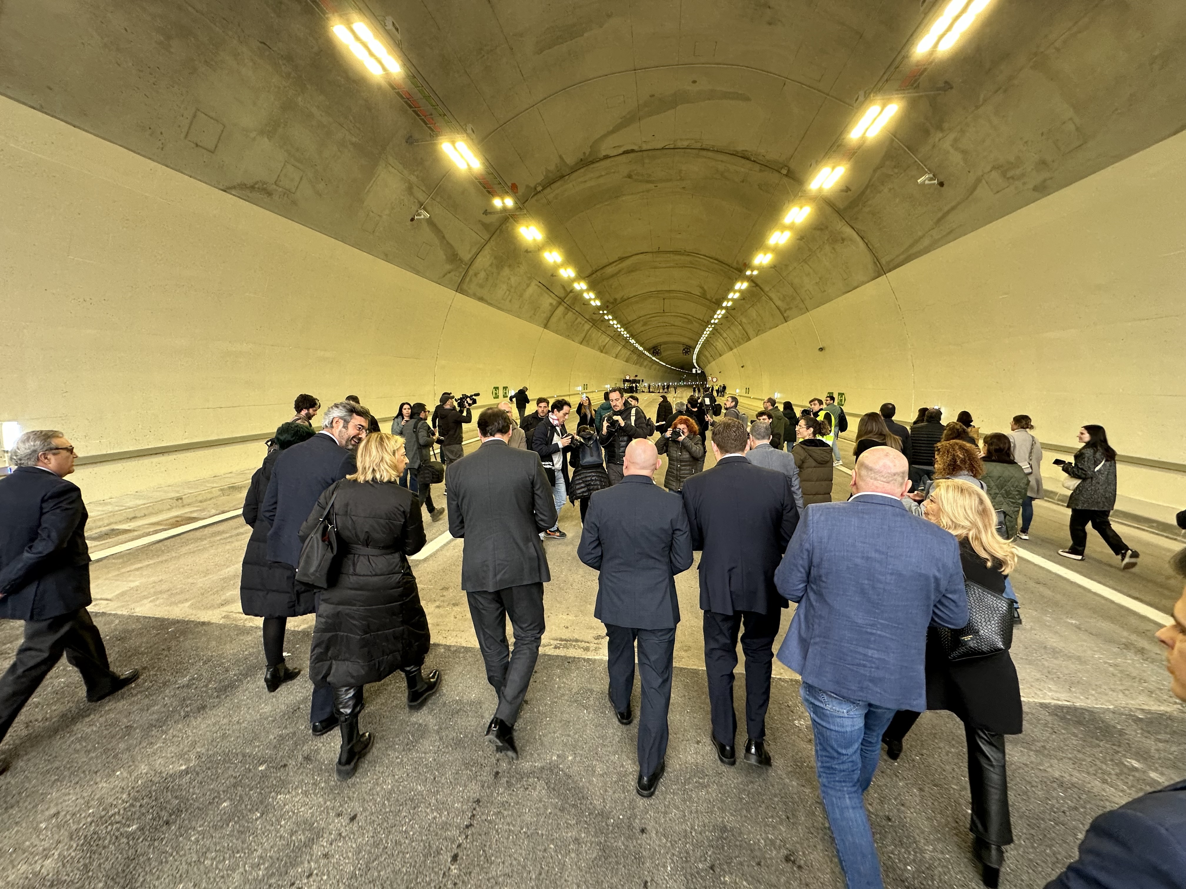 B-40 Alcaldes i Ministre entrant al túnel