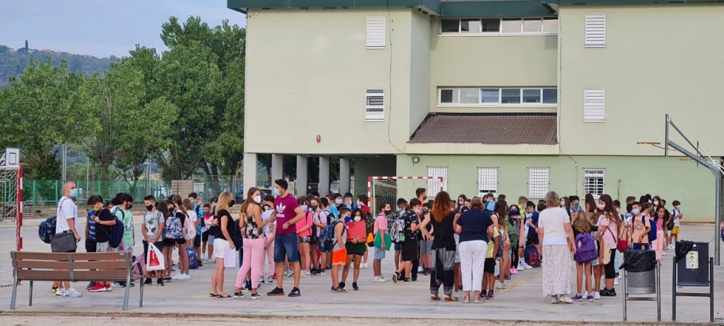 Uns 4.100 alumnes d'infantil, primària i secundària han iniciat avui a Olesa el nou curs