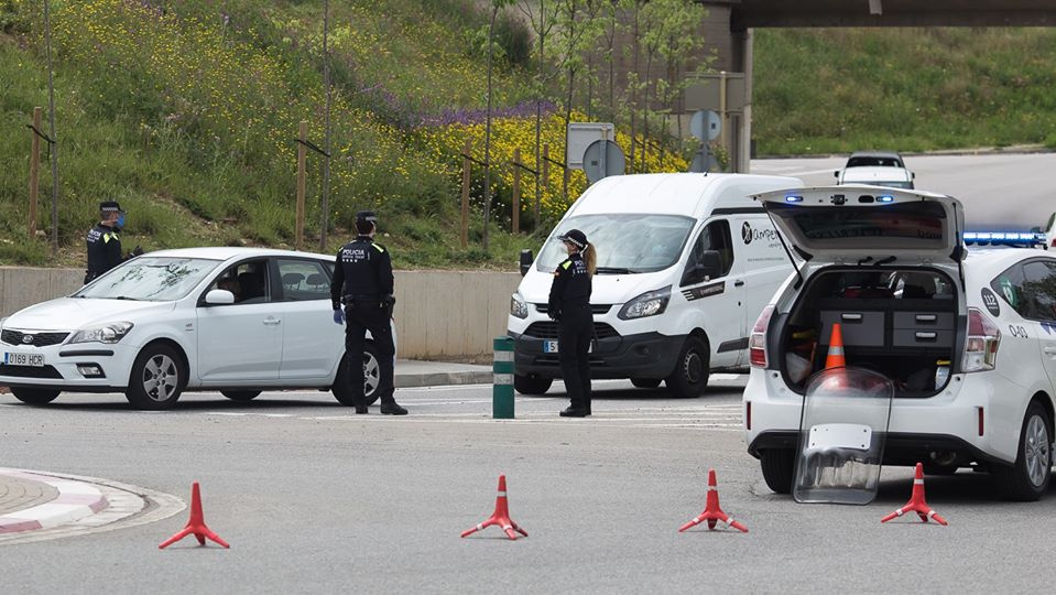 El Departament de Participació Ciutadana de l'Ajuntament d'Olesa de Montserrat ha estat cabdal a l’hora d'articular els canals d'atenció a la ciutadania i a les entitats davant l'impacte de la Covid-19. Sobretot per la gestió del voluntariat que, entre altres tasques, ha cosit mascaretes i ha atés a la gent gran. Els esforços han estat centrats en la posada en marxa del voluntariat, la canalització i seguiment de les necessitats, així com dels oferiments amb la plataforma DECIDIM Olesa.     Durant l’estat d