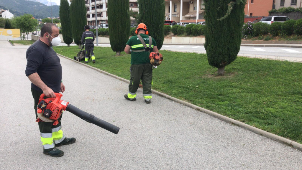 La Brigada d'obres i serveis centra esforços en les tasques de manteniment de jardineria