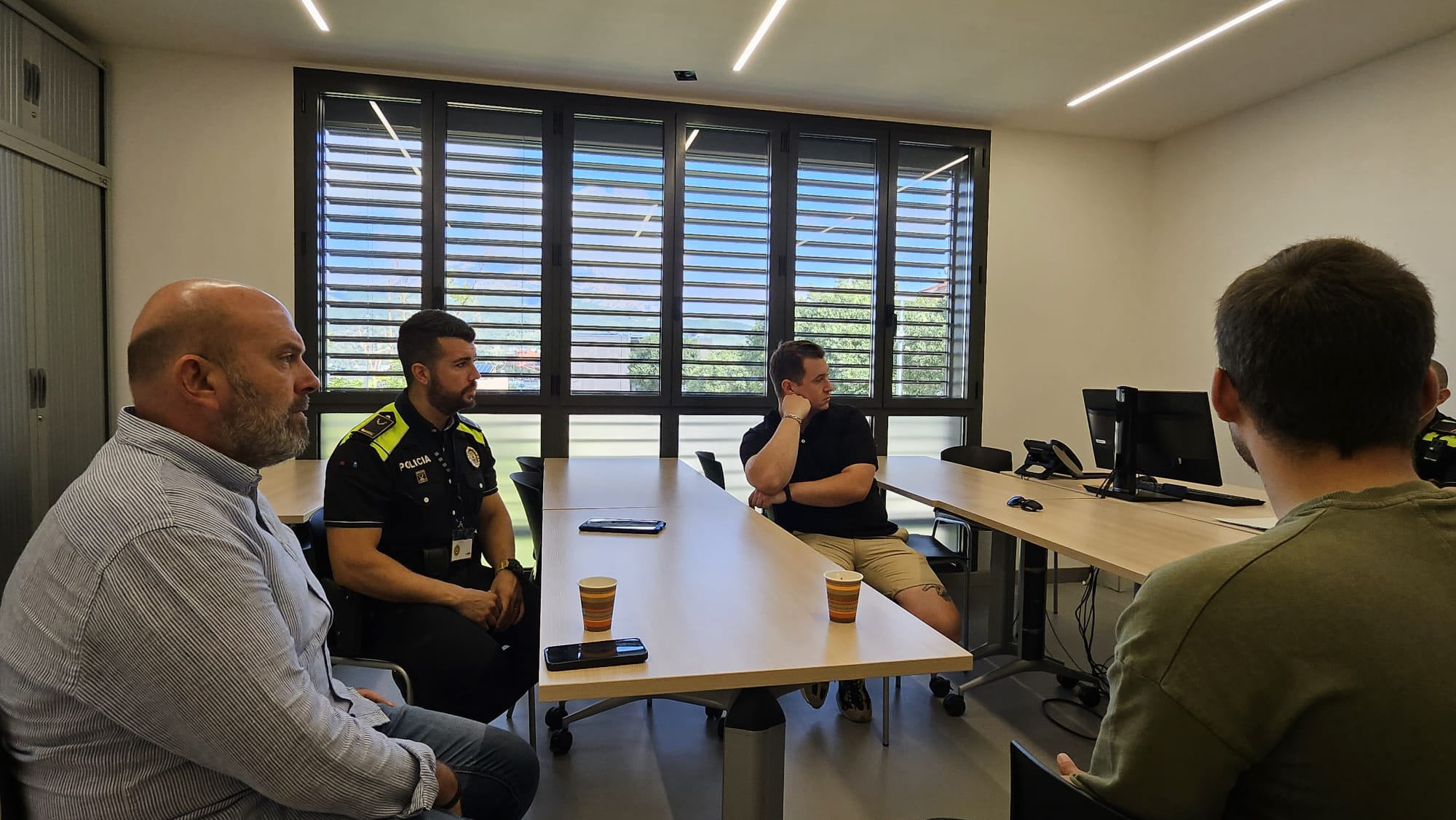 Visita de l'alcalde i el regidor de Seguretat Ciutadana de Masquefa a la Policia local d'Olesa