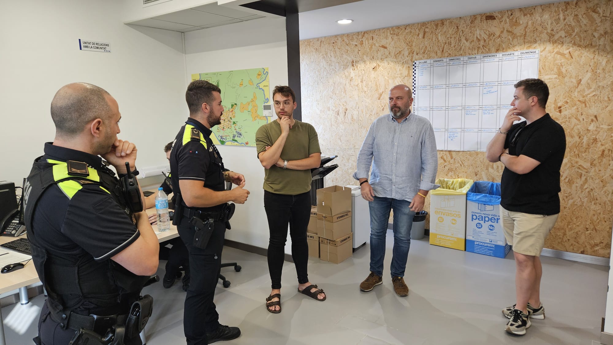 Visita de l'alcalde i el regidor de Seguretat Ciutadana de Masquefa a la Policia local d'Olesa