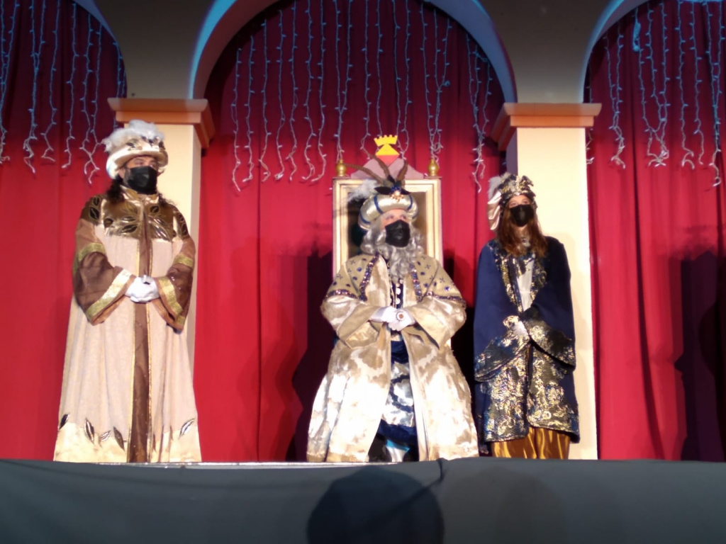 Els nens i nenes d'Olesa reben il·lusionats els Reis d'Orient amb un espectacle màgic de benvinguda