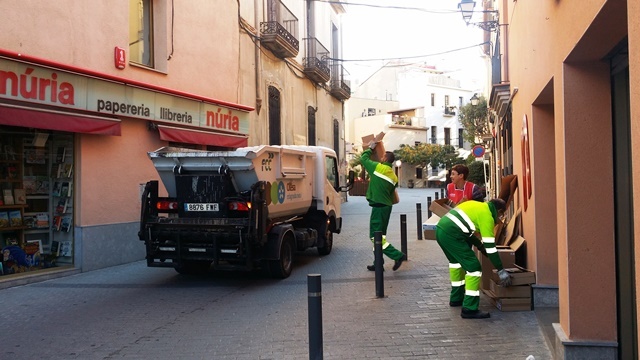 Una setantena de comerços locals ja s'han adherit al servei gratuït de recollida porta a porta del cartró comercial