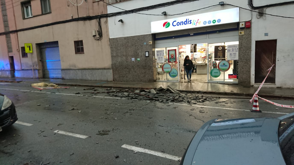 La tempesta de pluja i vent de primera hora del matí provoca diversos incidents a Olesa