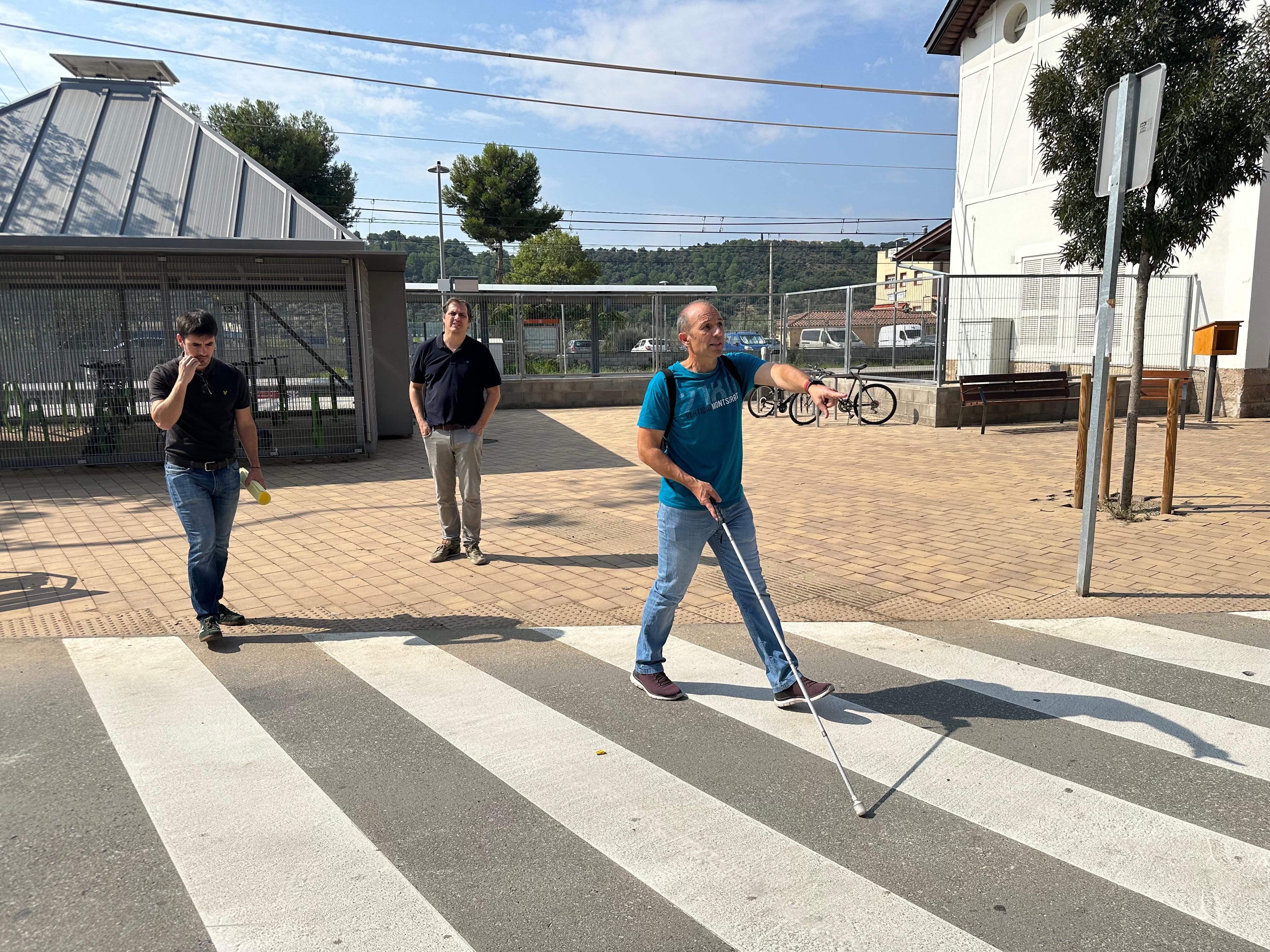 Aniceto Rodríguez de l'associació Cecscat exposa necessitats en la plaça Doctor Flèming