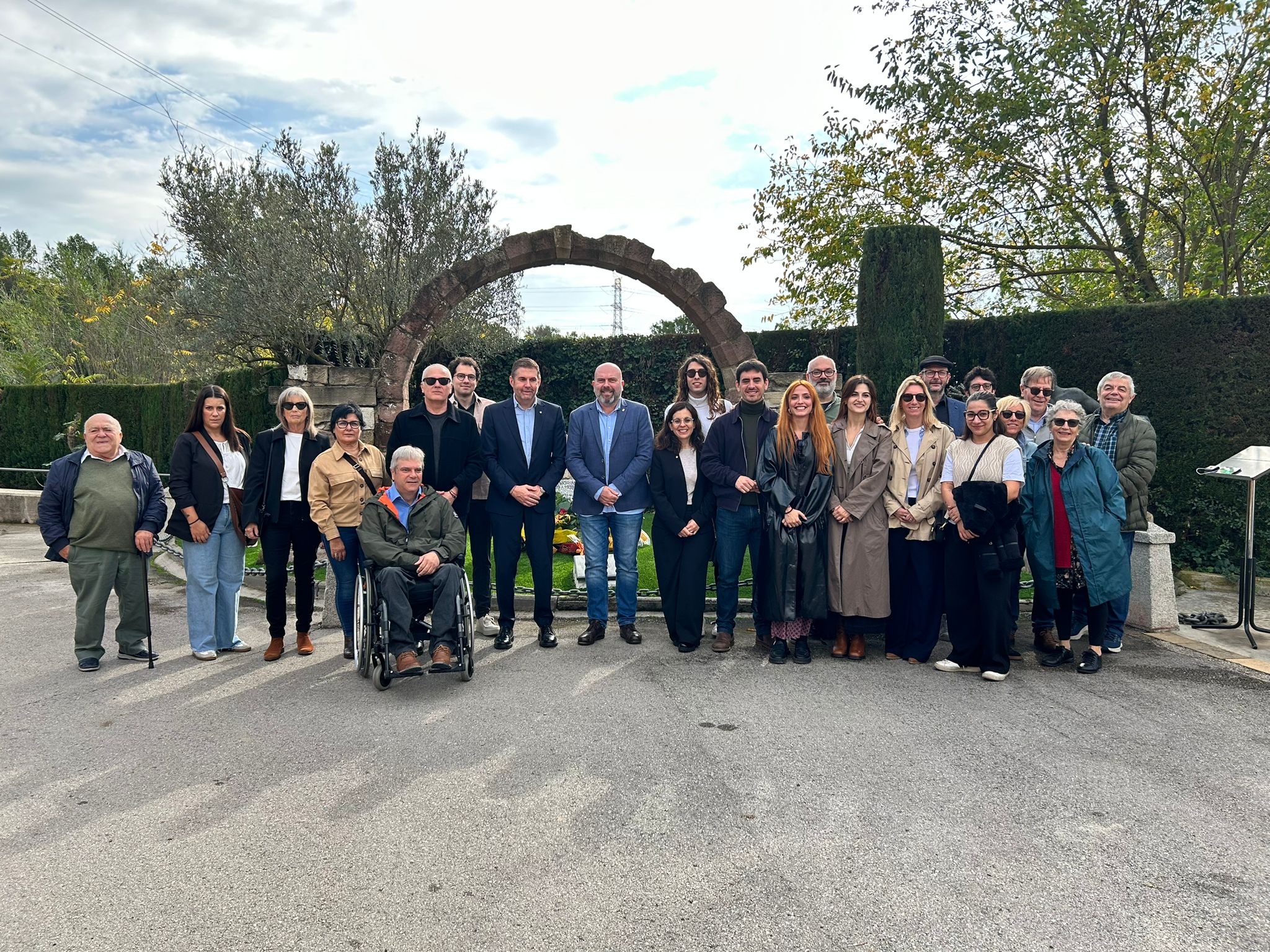 Ofrena floral al cementiri Can Singla per Tots Sants 2024.