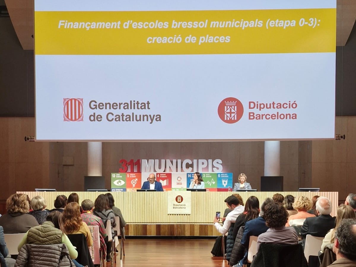 Fotografia de la reunió d'alcaldes i la conselleria d'Educació i Formació Professional sobre el futur de l'etapa d'I0 a I3