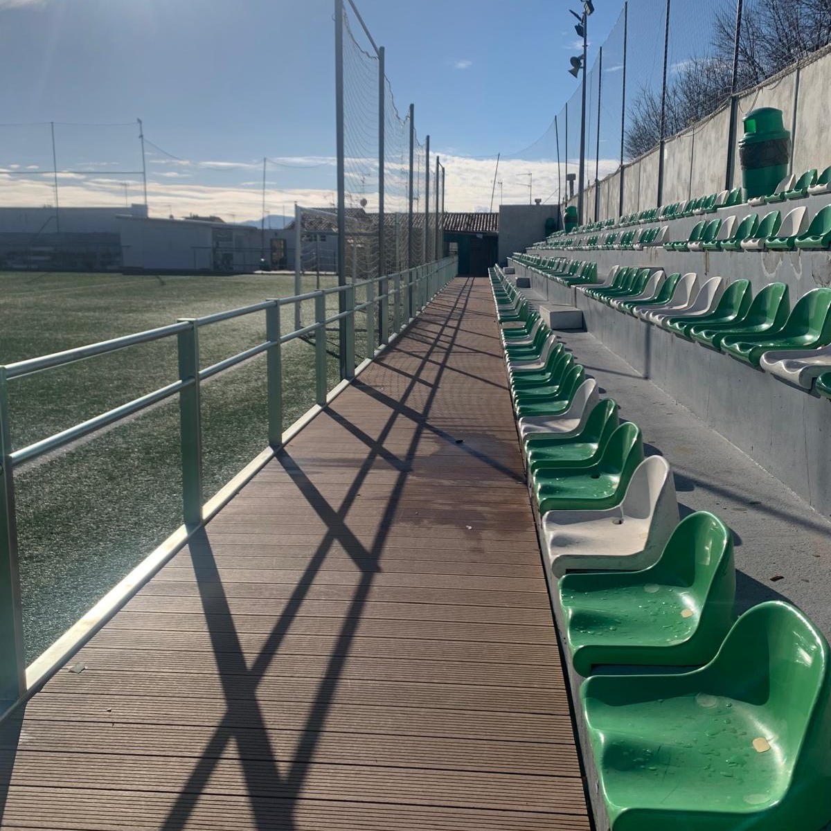 Fotografia de les obres d'accessibilitat del camp de futbol municipal