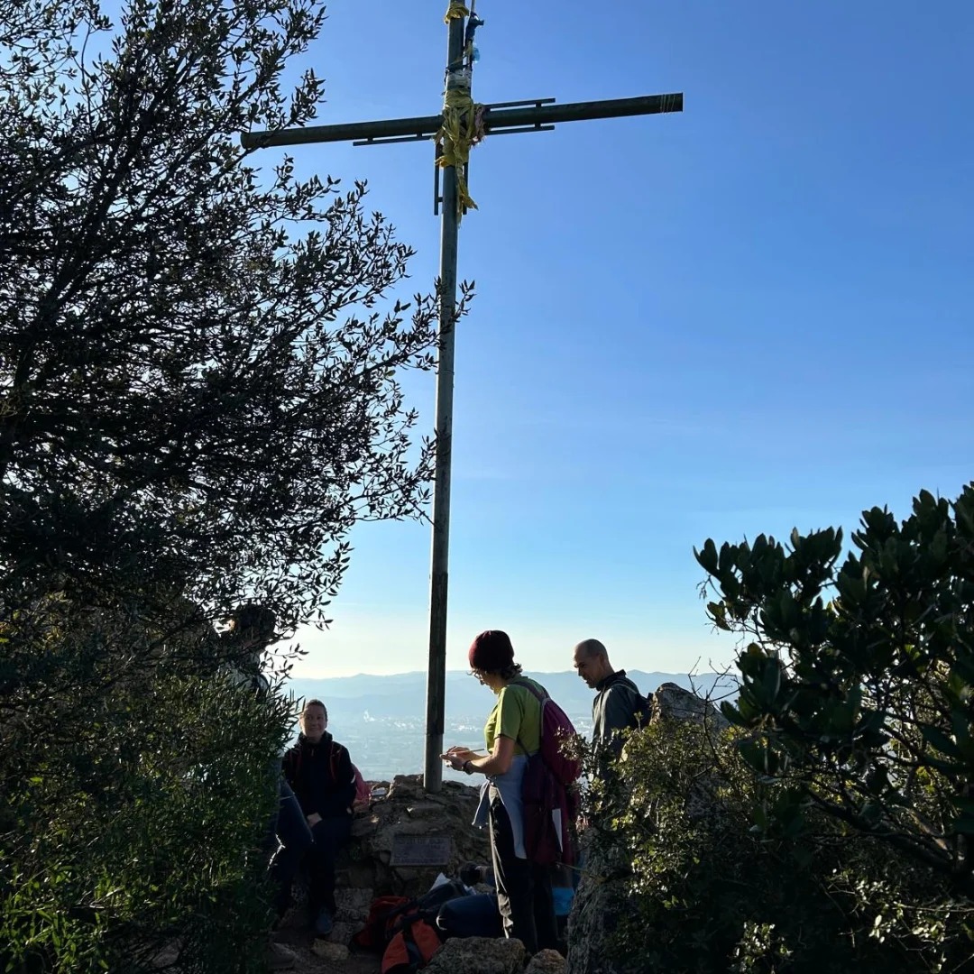 Fotografia de la pujada del pessebre de la UEC a la Creu de Saba