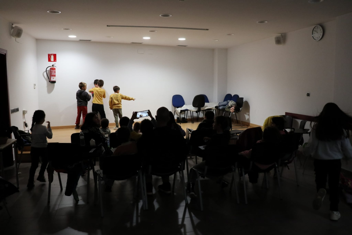 Fotografia d'un dels moments del taller de teatre "A escena!", organitzat pel Pont de la Puríssima de 2024