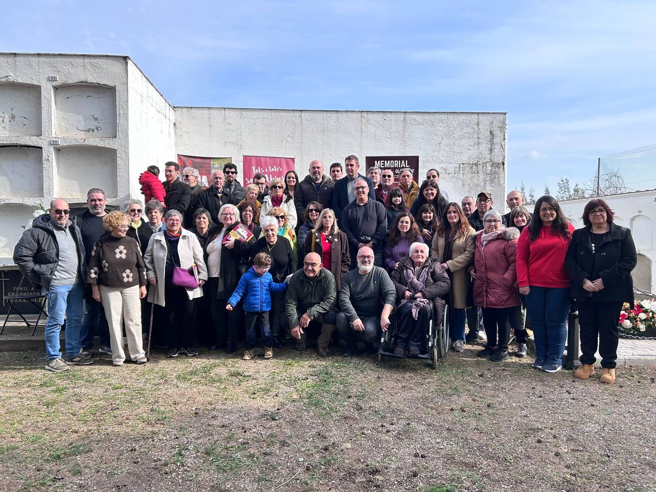 Foto de grup "Memorial Abrera 19F - Olesa 21F" al Cementiri Vell d'Abrera. 