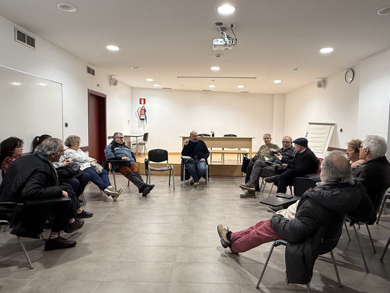 Foto d'un dels instants de la trobada de L'Alcalde als barris del 19 de febrer de 2025