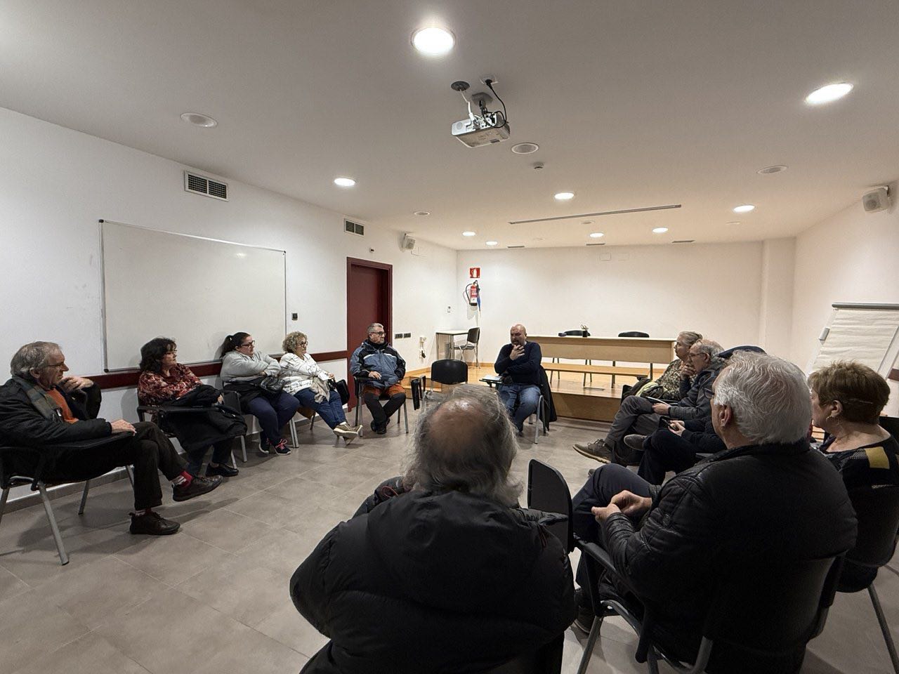 Foto d'un dels instants de la trobada de L'Alcalde als barris del 19 de febrer de 2025