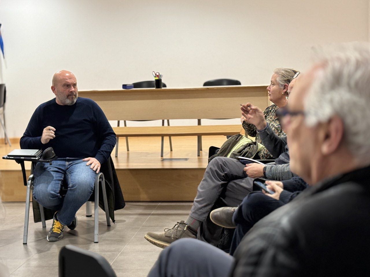 Foto de l'alcalde Jordi Parent durant la trobada de L'Alcalde als barris del 19 de febrer de 2025