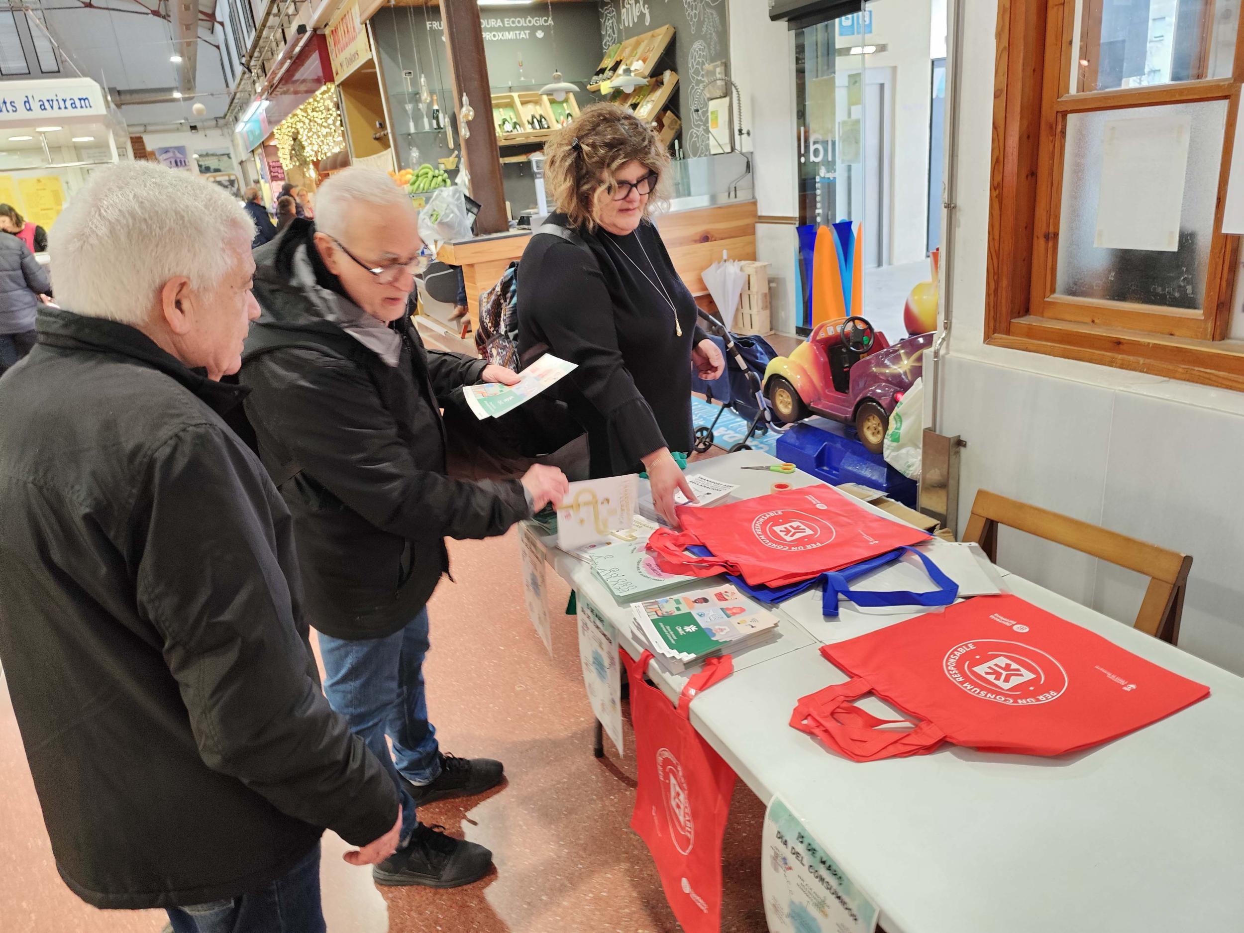 Parada informativa al Mercat Municipal pel Dia Internacional de les Persones Consumidores 2025