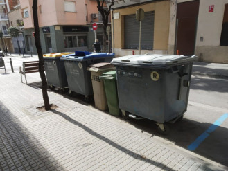 Bateries de contenidors retirats del carrer d'Alfons Sala